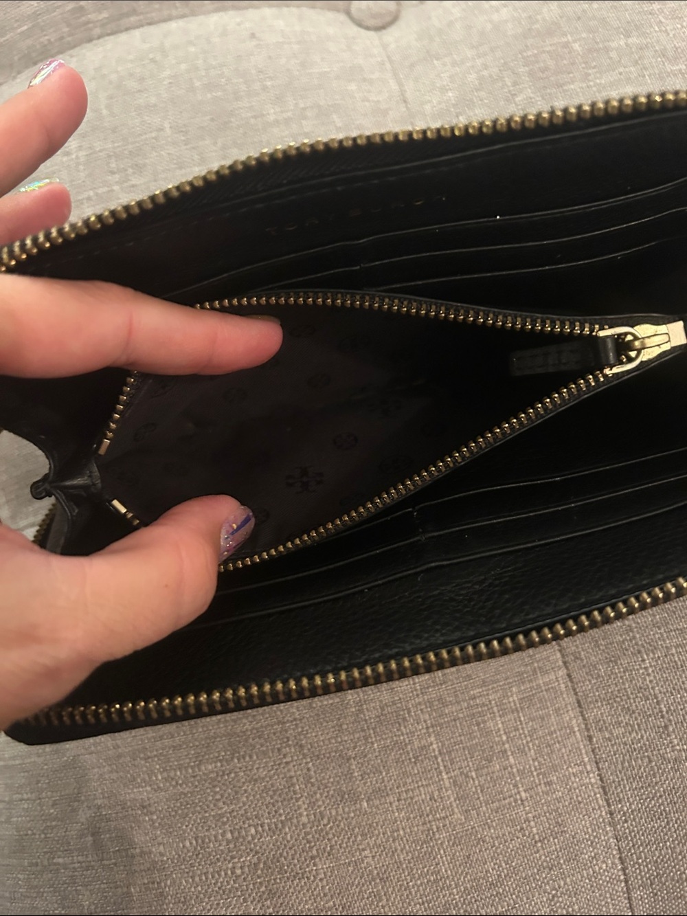 Tory Burch Black Leather Zip Wallet with Gold Logo - Picture 5 of 5